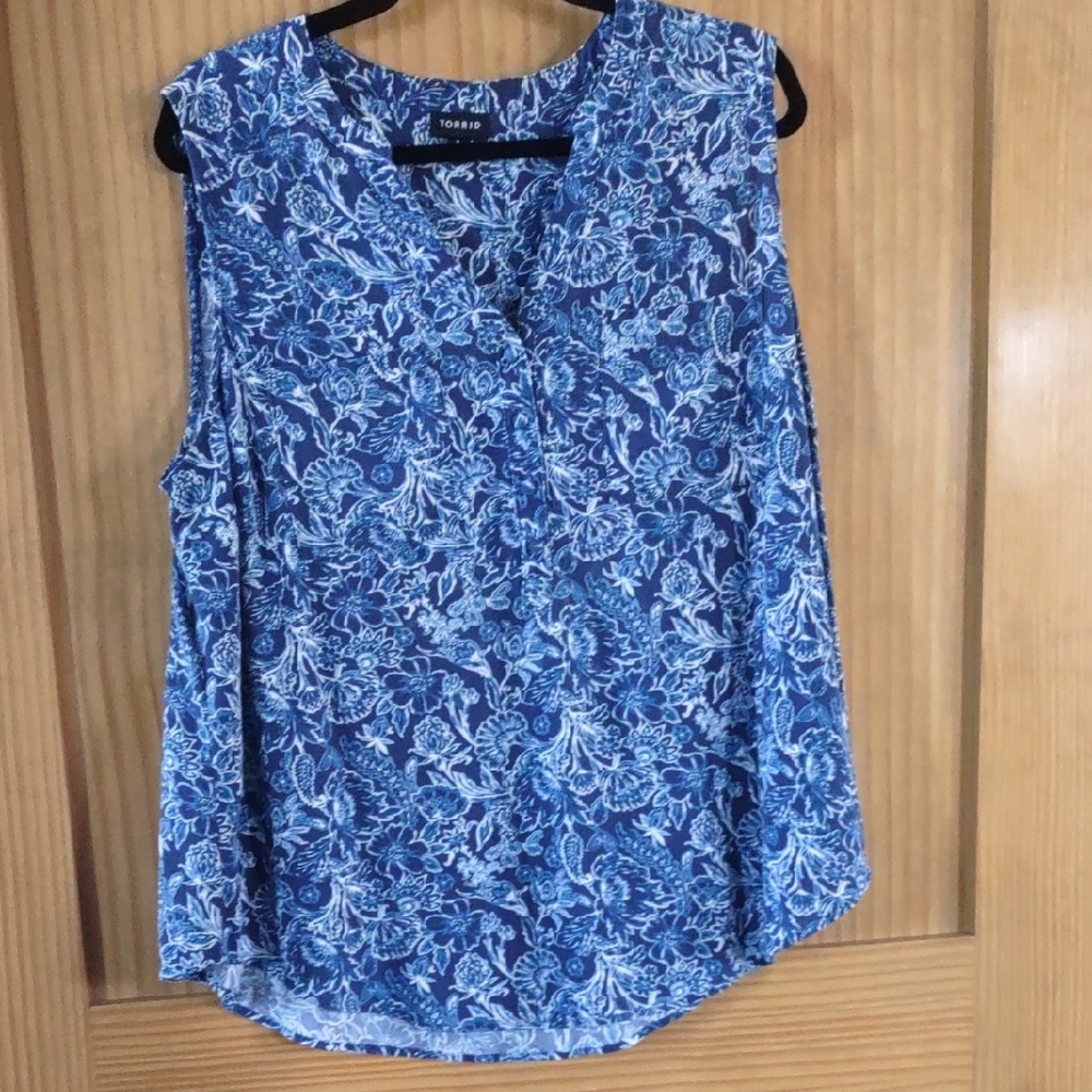 Torrid 1X Blue - White. Floral Design Sleeveless Blouse V Neck, Woven Knit